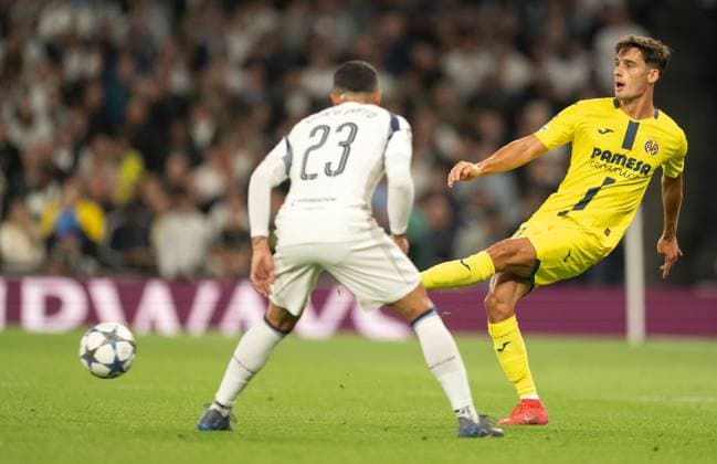Tottenham Hotspur v Villarreal CF UEFA Champions League Sergi Cardona of Villarreal CF passes the ball during the UEFA Champions League League Phase match at Tottenham Hotspur Stadium, London UK Newspapers OUT Copyright: xGraemexWilcocksonx FIL-22234-0057