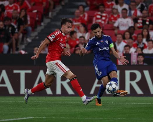 Abdellah Zoubir (Qarabag FK) in a duel with Dedic (SL Benfica) during the match between SL Benfica and Qarabag FK, valid for Champions League at Estadio da Luz on 16 September 2025. Lisboa Portugal Copyright: xIMAGOx xPRIMExSPORTSxIMAGESx xFILIPExOLIVEIRAx