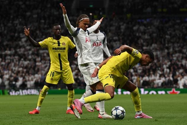 Tottenham Hotspur v Villarreal - UEFA Champions League LONDON, UNITED KINGDOM - SEPTEMBER 16: Santiago Mourino of Villarreal in action during the UEFA Champions League football match between Tottenham Hotspur and Villarreal CF at Tottenham Hotspur Stadium on September 16, 2025 in London, United Kingdom. Rasid Necati Asiim Anadolu London United Kingdom. Editorial use only. Please get in touch for any other usage.  Copyright: x2025xAnadoluxRasidxNecatixAsiimx