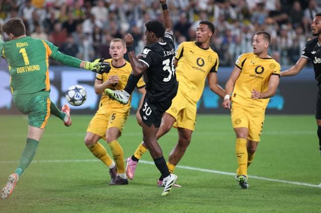 Jonathan David (Juventus FC) dangerous action during Juventus FC vs Borussia Dortmund, UEFA Champions League football match in Turin, Italy, September 16 2025  Copyright: xClaudioxBenedetto IPAxSportx xipa-agency.netx xx IPA_64956582 IPA_Agency_IPA64956582