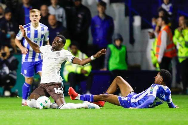 Sheffield Wednesday v Grimsby Town Carabao Cup Yisa Alao of Sheffield Wednesday and Justin Amaluzor of Grimsby Town during the Carabao Cup Third Round match at Hillsborough, Sheffield UK Newspapers OUT Copyright: xMaxxTomlinsonx FIL-22235-0066