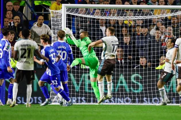 Sheffield Wednesday v Grimsby Town Carabao Cup Sheffield Wednesday goalkeeper Ethan Horvath is pushed by Cameron McJannet Grimsby Town during the Carabao Cup Third Round match at Hillsborough, Sheffield UK Newspapers OUT Copyright: xMaxxTomlinsonx FIL-22235-0067