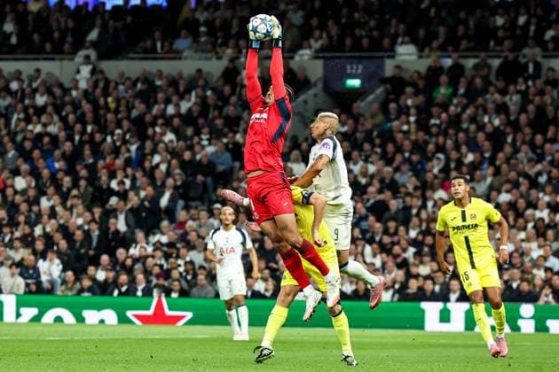 UEFA Champions League League Stage Tottenham Hotspur v Villarreal Luiz Junior of Villarreal claims the ball during the UEFA Champions League match Tottenham Hotspur vs Villarreal at Tottenham Hotspur Stadium, London, United Kingdom, 16th September 2025 (Photo by Mark Cosgrove News Images) London Tottenham Hotspur Stadium United Kingdom Copyright: xMarkxCosgrove NewsxImagesx