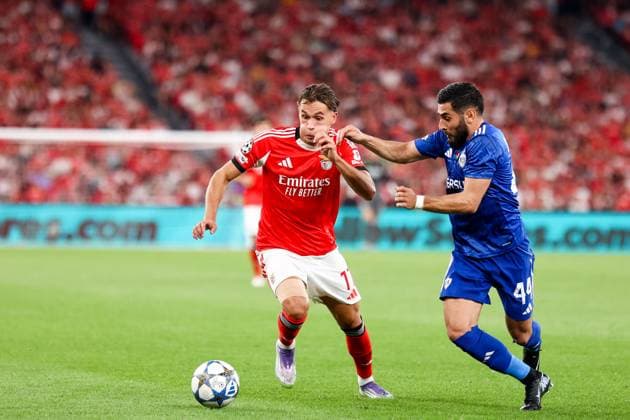 SL Benfica v Qarabag Futbol Klubu - UEFA Champions League 2025 2026 Lateral direito bosnio do SL Benfica Amar Dedic 17 durante a partida entre SL Benfica v Qarabag Futbol Klubu, valida pela UEFA Champions League 2025 2026 no Estadio da Luz, Portugal (Foto de Diogo Faria Reis Avant Sports) Lisboa Estadio da Luz Portugal Copyright: xDiogoxFariaxReis AvantxSportsx
