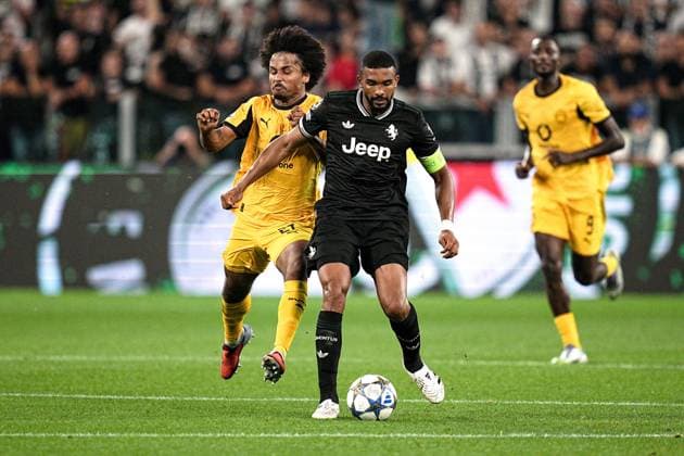 Dortmund s Karim Adeyemi fights for the ball with JuventusÕ Bremer during the Uefa Champions League soccer match, between Juventus and Borussia Dortmund at the Allianz Stadium in Turin, north west Italy - Tuesday, September 16, 2025. - Soccer  Copyright: xMarcoxAlpozzi LaPressex
