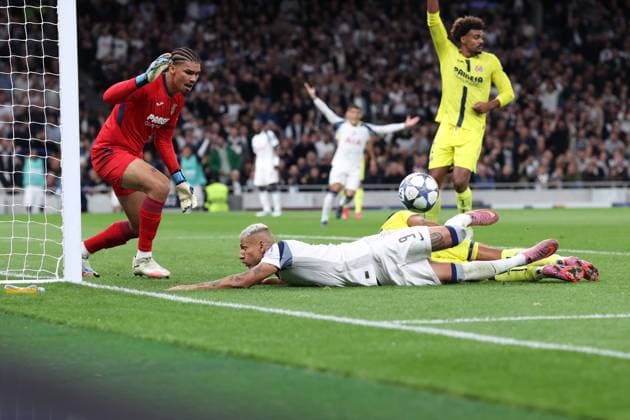 Tottenham Hotspur v Villarreal 16 September 2025, London - UEFA Champions League Football - Tottenham Hotspur v Villarreal - Villarreal goalkeeper Luiz Junior looks on as Richarlison of Tottenham Hotspur lands in the goal area - Photo: Charlotte Wilson Offside. London UK Copyright: xCharlottexWilsonx xOffsidexOffside