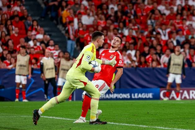 Estadio da Luz Mateusz Kochalski of Qarabag FK with Franjo Ivanovic of SL Benfica during the UEFA Champions League 2025 26 League Phase MD1 match between SL Benfica and Qarabag FK at Estadio da Luz on September 16, 2025 UEFA Champions League League Phase MD1 - SL Benfica vs Qarabag FK (Valter Gouveia SPP) Copyright: xValterxGouveia SPPx spp-en-VaGo-VG_L7462