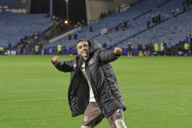 Sheffield Wednesday v Grimsby Town FC EFL Cup 16 09 2025. Match winner Jaze Kabia of Grimsby Town celebrates front of the fans after the EFL Cup match between Sheffield Wednesday and Grimsby Town FC at Hillsborough, Sheffield, England on 16 September 2025. Editorial use only DataCo restrictions apply See www.football-dataco.com , Copyright: xJezxTighex PSI-22826-0089
