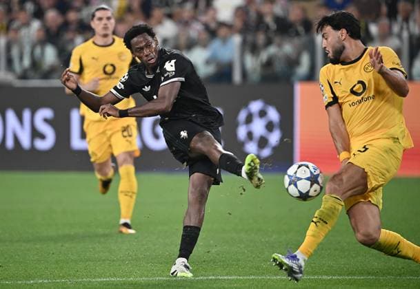 Juventus v Borussia Dortmund - UEFA Champions League TURIN, ITALY, SEPTEMBER 16: Juventus Jonathan David (L) fight for the ball with Borussia Dortmund s Ramy Bensebaini during the League phase UEFA Champions League football match between Juventus and Borussia Dortmund at the Juventus Stadium in Turin, Italy, on September 16, 2025. Isabella Bonotto Anadolu Turin Italy. Editorial use only. Please get in touch for any other usage.  Copyright: x2025xAnadoluxIsabellaxBonottox