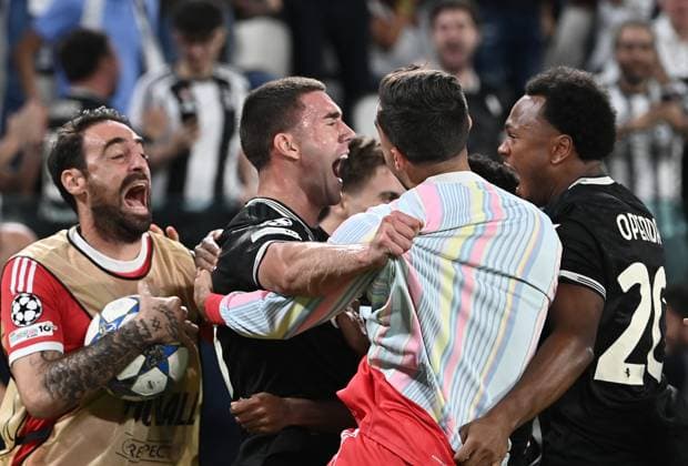 Juventus v Borussia Dortmund - UEFA Champions League TURIN, ITALY - SEPTEMBER 16: Juventus Dusan Vlahovic (L) celebrates after scores his team s fourth goal during the League phase UEFA Champions League football match between Juventus and Borussia Dortmund at the Juventus Stadium in Turin, Italy, on September 16, 2025. Isabella Bonotto Anadolu Turin Italy. Editorial use only. Please get in touch for any other usage.  Copyright: x2025xAnadoluxIsabellaxBonottox