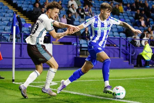 Sheffield Wednesday v Grimsby Town Carabao Cup Charlie McNeill of Sheffield Wednesday and George McEachran of Grimsby Town during the Carabao Cup Third Round match at Hillsborough, Sheffield UK Newspapers OUT Copyright: xMaxxTomlinsonx FIL-22235-0070