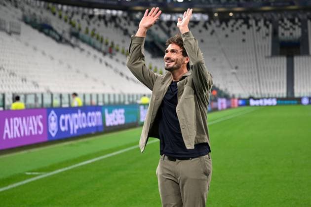 Turin, Allianz Stadium, 16.09.25, ITA, Herren, UEFA Champions Leaugue, Saison 2025-2026, Juventus Turin - Borussia Dortmund Bild: Mats HUMMELS vor Fankurve, Fans, Fanblock UEFA regulations prohibit any use of photographs as image sequences and or quasi-video. Piemont Italien