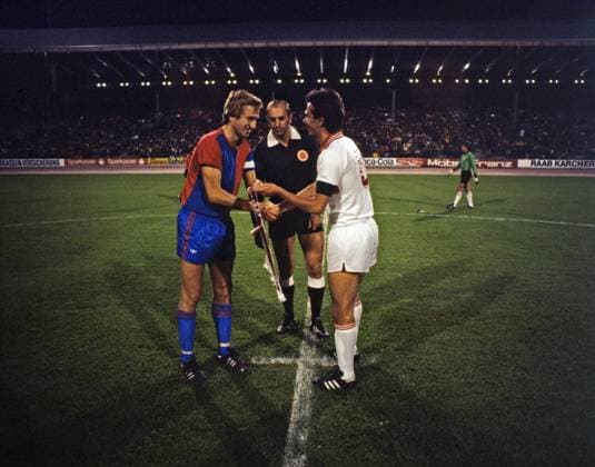 27.09.78 VfB Stuttgart - FC Basel Deutschland, Stuttgart, 27.09.1978, Fussball, UEFA-Cup, VfB Stuttgart - FC Basel (4:1): v.l. Jörg Stohler (FC Basel), Myroslav Stupar (Schiedsrichter), Hermann Ohlicher (VfB Stuttgart). *** 27 09 78 VfB Stuttgart FC Basel Germany, Stuttgart, 27 09 1978, Football, UEFA Cup, VfB Stuttgart FC Basel 4 1 v l Jörg Stohler FC Basel , Myroslav Stupar Referee , Hermann Ohlicher VfB Stuttgart