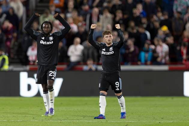 16th September 2025; Gtech Community Stadium, Brentford, London, England; Carabao Cup Football, Brentford versus Aston Villa; Harvey Elliott of Villa celebrates with Guessand after scoring for 0-1 in minute 43  IanxStephen