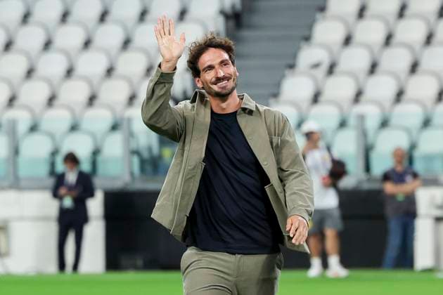 Experte Mats Hummels (Amazon Prime) jubelt nach dem Spiel vor dem Fanblock von Borussia Dortmund, UEFA Champions League 2025 26 League Phase MD1, Juventus v Borussia Dortmund, Juventus Stadium am 16. September 2025 in Turin, Italien. (Foto von Marco Steinbrenner DeFodi Images) Experte Mats Hummels (Amazon Prime) cheers in front of the Borussia Dortmund fan block after the match, UEFA Champions League 2025 26 League Phase MD1, Juventus v Borussia Dortmund, Juventus Stadium, September 16, 2025 in Turin, Italy. (Photo by Marco Steinbrenner DeFodi Images)