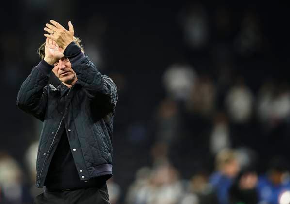 Tottenham Hotspur FC v Villarreal CF, Champions League Tottenham Hotspur manager Thomas Frank thanking the fans after the match during the Tottenham Hotspur FC v Villarreal CF Champions League Round One match at Tottenham Hotspur Stadium, London, United Kingdom on 16 September 2025 Credit: Katie Chan Every Second Media Editorial use only. All images are copyright Every Second Media Limited. No images may be reproduced without prior permission. Copyright: xIMAGO EveryxSecondxMediax ESM-1588-0102 KatiexChanx xEveryxSecondxMediax