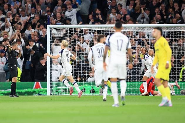 Tottenham Hotspur v Villareal CF Champions League 16 09 2025. GOAL CELEBRATION Villarreal Club de Futbol Goalkeeper Luiz Junior (1) OWN GOAL makes it 1-0 during the Champions League match between Tottenham Hotspur and Villareal CF at Tottenham Hotspur Stadium, London, United Kingdom on 16 September 2025. London Tottenham Hotspur Stadium London United Kingdom Editorial use only , Copyright: xChrisxFoxwellx PSI-22827-0145
