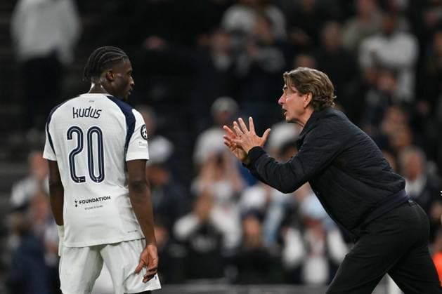 Tottenham Hotspur v Villarreal CF - UEFA Champions League LONDON, UNITED KINGDOM - SEPTEMBER 16: Head coach Thomas Frank of Tottenham gives instructions to his player Mohammed Kudus (20) during the UEFA Champions League football match between Tottenham Hotspur and Villarreal CF at Tottenham Hotspur Stadium on September 16, 2025 in London, United Kingdom. Rasid Necati Aslim Anadolu London United Kingdom. Editorial use only. Please get in touch for any other usage.  Copyright: x2025xAnadoluxRasidxNecatixAslimx