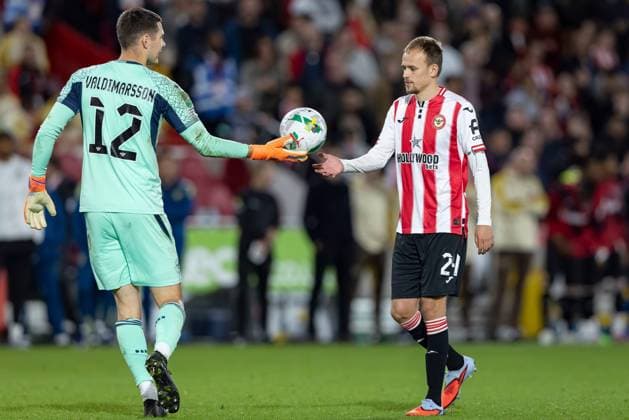 16th September 2025; Gtech Community Stadium, Brentford, London, England; Carabao Cup Football, Brentford versus Aston Villa; H& xe1;kon Rafn Valdimarsson of Brentford passes the ball to Mikkel Damsgaard of Brentford to take the next penalty in the shoot out  IanxStephen