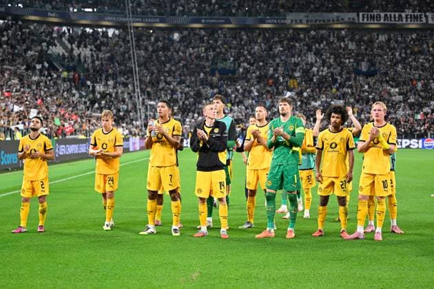Turin, Allianz Stadium, 16.09.25, ITA, Herren, UEFA Champions Leaugue, Saison 2025-2026, Juventus Turin - Borussia Dortmund Bild: Spieler aus Dortmund unzufrieden, enttaeuscht, niedergeschlagen, frustriert, traurig vor Fankurve, Fans, Fanblock UEFA regulations prohibit any use of photographs as image sequences and or quasi-video. Piemont Italien