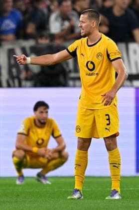 Turin, Allianz Stadium, 16.09.25, ITA, Herren, UEFA Champions Leaugue, Saison 2025-2026, Juventus Turin - Borussia Dortmund Bild: v.li. Ramy BENSEBAINI (Dortmund) und Waldemar ANTON (Dortmund) unzufrieden, enttaeuscht, niedergeschlagen, frustriert, traurig nach dem 4:4 UEFA regulations prohibit any use of photographs as image sequences and or quasi-video. Piemont Italien