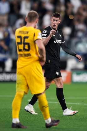 Juventus FC v Borussia Dortmund - UEFA Champions League Dusan Vlahovic of Juventus FC argues with Julian Ryerson of Borussia Dortmund during the UEFA Champions League 2025 26 league phase football match between Juventus FC and Borussia Dortmund. Turin Italy Copyright: xNicolòxCampox
