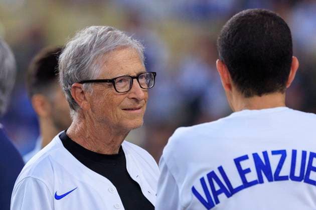 September 16, 2025, Los Angeles, California, USA: Bill Gates attends the MLB, Baseball Herren, USA game between the Los Angeles Dodgers and the Philadelphia Phillies on Tuesday September 16, 2025 at Dodger Stadium in Los Angeles, California. Dodgers lose to Phillies, 6-9. JAVIER ROJAS PI Los Angeles USA - ZUMAp124 20250916_zaa_p124_050 Copyright: xJavierxRojasx