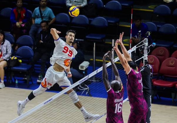 (250917) -- QUEZON CITY, Sept. 17, 2025 -- Christian-Daniel Chitigoi (L) of Romania spikes the ball during the pool B match between Qatar and Romania at the FIVB Men s World Championship, WM, Weltmeisterschaft 2025 in Quezon City, the Philippines, on Sept. 17, 2025. ) (SP)THE PHILIPPINES-QUEZON CITY-VOLLEYBALL-FIVB MEN S WORLD CHAMPIONSHIP 2025-ROU VS QAT RouellexUmali 
