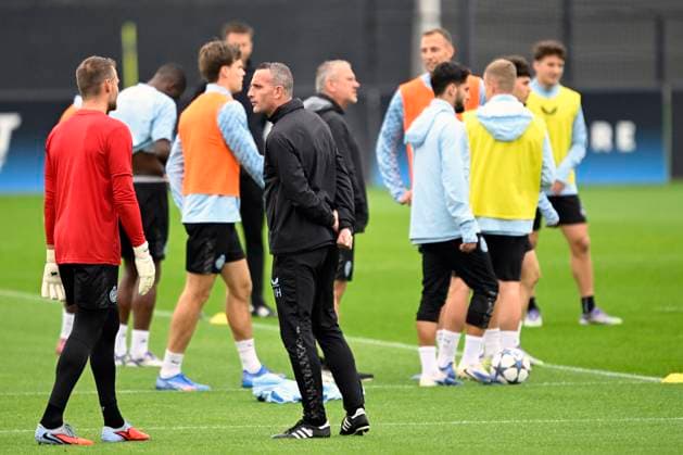 Club Brugge v Monaco - UEFA Champions League Media Activities 17 09 2025 WESTKAPELLE, BELGIUM - SEPTEMBER 17 : Hayen Nicky head coach of Club Brugge talking to Mignolet Simon goalkeeper of Club Brugge pictured during a training session ahead of the UEFA Champions League 2025 26 League Phase MD1 match between Club Brugge and Monaco on September 17, 2025 in Westkapelle, Belgium, 17 09 2025 Westkapelle Belgium  Copyright: xNicoxVereeckenx