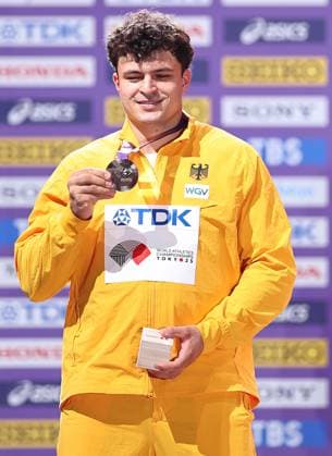(250917) -- TOKYO, Sept. 17, 2025 -- Silver medalist Merlin Hummel of Germany poses during the men s hammer throw awarding ceremony at the 2025 World Athletics Championships in Tokyo, Japan, Sept. 17, 2025. ) (SP)JAPAN-TOKYO-ATHLETICS-WORLD ATHLETICS CHAMPIONSHIPS-MEN S HAMMER THROW-AWARDING CEREMONY JiaxHaocheng 