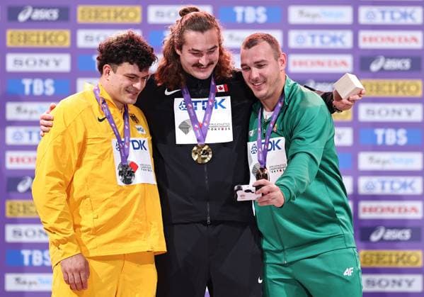 (250917) -- TOKYO, Sept. 17, 2025 -- Gold medalist Ethan Katzberg (C) of Canada, silver medalist Merlin Hummel (L) of Germany and bronze medalist Bence Halasz of Hungary pose for a selfie during the men s hammer throw awarding ceremony at the 2025 World Athletics Championships in Tokyo, Japan, Sept. 17, 2025. ) (SP)JAPAN-TOKYO-ATHLETICS-WORLD ATHLETICS CHAMPIONSHIPS-MEN S HAMMER THROW-AWARDING CEREMONY JiaxHaocheng 