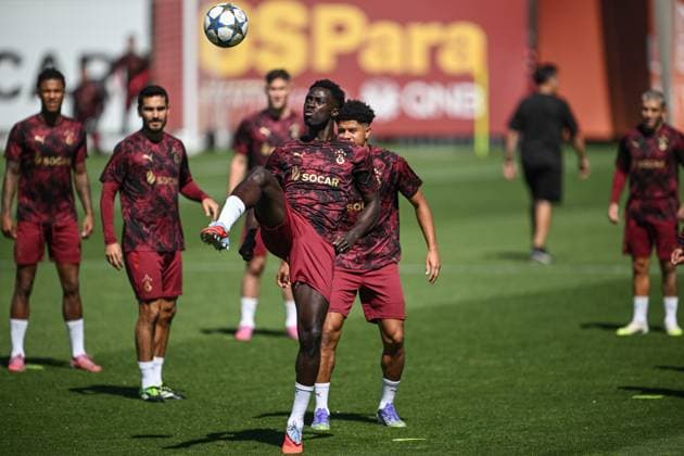 Ahead of UEFA Champions League: Eintracht Frankfurt v Galatasaray ISTANBUL, TURKIYE - SEPTEMBER 17: Wilfried Singo (C) of Galatasaray attends training session at Metin Oktay Facilities in Istanbul, Turkiye on September 17, 2025, ahead of UEFA Champions League football match between Eintracht Frankfurt and Galatasaray to be held at Deutsche Bank Park, in Frankfurt, Germany. Abdullah Guclu Anadolu Istanbul Turkey. Editorial use only. Please get in touch for any other usage.  Copyright: x2025xAnadoluxAbdullahxGuclux