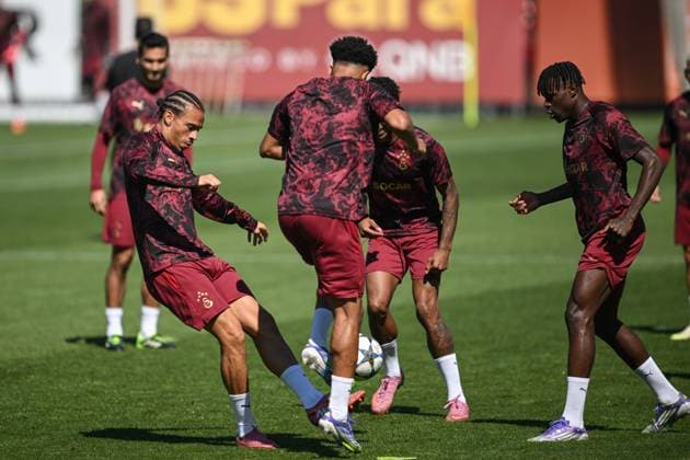 Ahead of UEFA Champions League: Eintracht Frankfurt v Galatasaray ISTANBUL, TURKIYE - SEPTEMBER 17: Leroy Sane (L) and Wilfried Singo (R) of Galatasaray attend training session at Metin Oktay Facilities in Istanbul, Turkiye on September 17, 2025, ahead of UEFA Champions League football match between Eintracht Frankfurt and Galatasaray to be held at Deutsche Bank Park, in Frankfurt, Germany. Abdullah Guclu Anadolu Istanbul Turkey. Editorial use only. Please get in touch for any other usage.  Copyright: x2025xAnadoluxAbdullahxGuclux