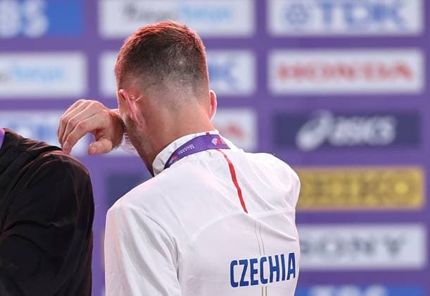 (250917) -- TOKYO, Sept. 17, 2025 -- Bronze medalist Jan Stefela of the Czech Republic wipes his tears during the men s high jump awarding ceremony at the 2025 World Athletics Championships in Tokyo, Japan, Sept. 17, 2025. ) (SP)JAPAN-TOKYO-ATHLETICS-WORLD ATHLETICS CHAMPIONSHIPS-MEN S HIGH JUMP-AWARDING CEREMONY JiaxHaocheng 