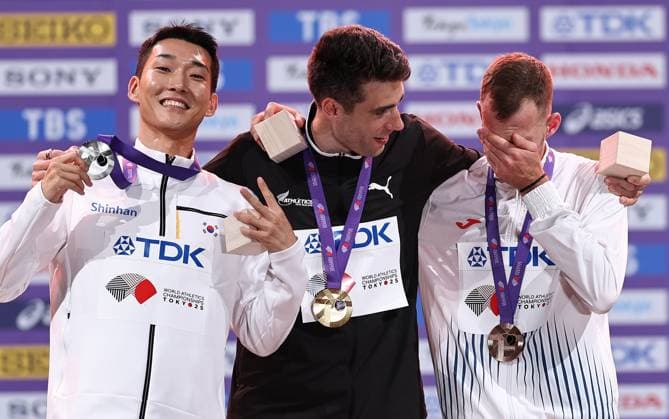 (250917) -- TOKYO, Sept. 17, 2025 -- Gold medalist Hamish Kerr (C) of New Zealand, silver medalist Woo Sanghyeok (L) of South Korea and bronze medalist Jan Stefela of the Czech Republic are seen during the men s high jump awarding ceremony at the 2025 World Athletics Championships in Tokyo, Japan, Sept. 17, 2025. ) (SP)JAPAN-TOKYO-ATHLETICS-WORLD ATHLETICS CHAMPIONSHIPS-MEN S HIGH JUMP-AWARDING CEREMONY JiaxHaocheng 
