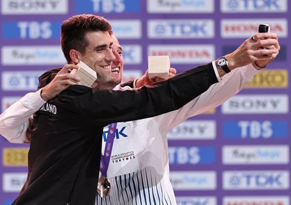 (250917) -- TOKYO, Sept. 17, 2025 -- Gold medalist Hamish Kerr (L) of New Zealand and bronze medalist Jan Stefela of the Czech Republic pose for a selfie during the men s high jump awarding ceremony at the 2025 World Athletics Championships in Tokyo, Japan, Sept. 17, 2025. ) (SP)JAPAN-TOKYO-ATHLETICS-WORLD ATHLETICS CHAMPIONSHIPS-MEN S HIGH JUMP-AWARDING CEREMONY JiaxHaocheng 