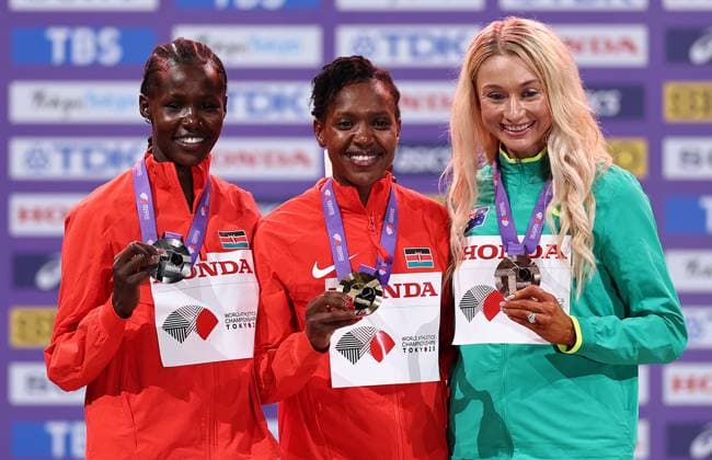 (250917) -- TOKYO, Sept. 17, 2025 -- Gold medalist Faith Kipyegon (C) of Kenya, silver medalist Dorcus Ewoi (L) of Kenya and bronze medalist Jessica Hull of Australia pose during the women s 1500m awarding ceremony at the 2025 World Athletics Championships in Tokyo, Japan, Sept. 17, 2025. ) (SP)JAPAN-TOKYO-ATHLETICS-WORLD ATHLETICS CHAMPIONSHIPS-WOMEN S 1500M-AWARDING CEREMONY JiaxHaocheng 