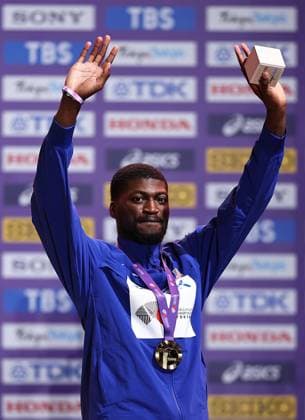 (250917) -- TOKYO, Sept. 17, 2025 -- Gold medalist Cordell Tinch of The United States is seen during the men s 110m hurdles awarding ceremony at the 2025 World Athletics Championships in Tokyo, Japan, Sept. 17, 2025. ) (SP)JAPAN-TOKYO-ATHLETICS-WORLD ATHLETICS CHAMPIONSHIPS-MEN S 110M HURDLES-AWARDING CEREMONY JiaxHaocheng 