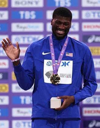 (250917) -- TOKYO, Sept. 17, 2025 -- Gold medalist Cordell Tinch of The United States poses during the men s 110m hurdles awarding ceremony at the 2025 World Athletics Championships in Tokyo, Japan, Sept. 17, 2025. ) (SP)JAPAN-TOKYO-ATHLETICS-WORLD ATHLETICS CHAMPIONSHIPS-MEN S 110M HURDLES-AWARDING CEREMONY JiaxHaocheng 