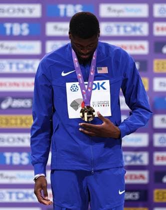 (250917) -- TOKYO, Sept. 17, 2025 -- Gold medalist Cordell Tinch of The United States is seen during the men s 110m hurdles awarding ceremony at the 2025 World Athletics Championships in Tokyo, Japan, Sept. 17, 2025. ) (SP)JAPAN-TOKYO-ATHLETICS-WORLD ATHLETICS CHAMPIONSHIPS-MEN S 110M HURDLES-AWARDING CEREMONY JiaxHaocheng 