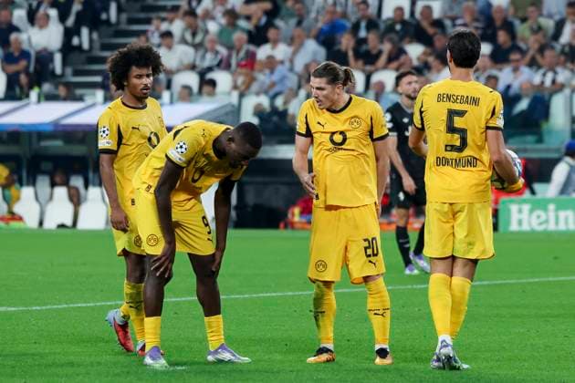 Karim Adeyemi (Borussia Dortmund), Serhou Guirassy (Borussia Dortmund), Marcel Sabitzer (Borussia Dortmund) und Ramy Bensebaini (Borussia Dortmund) diskutieren vor der Ausfuehrung des Handelfmeters, UEFA Champions League 2025 26 League Phase MD1, Juventus v Borussia Dortmund, Juventus Stadium am 16. September 2025 in Turin, Italien. (Foto von Marco Steinbrenner DeFodi Images) Karim Adeyemi (Borussia Dortmund), Serhou Guirassy (Borussia Dortmund), Marcel Sabitzer (Borussia Dortmund) und Ramy Bensebaini (Borussia Dortmund) discuss before executing the penalty kick, UEFA Champions League 2025 26 League Phase MD1, Juventus v Borussia Dortmund, Juventus Stadium, September 16, 2025 in Turin, Italy. (Photo by Marco Steinbrenner DeFodi Images)