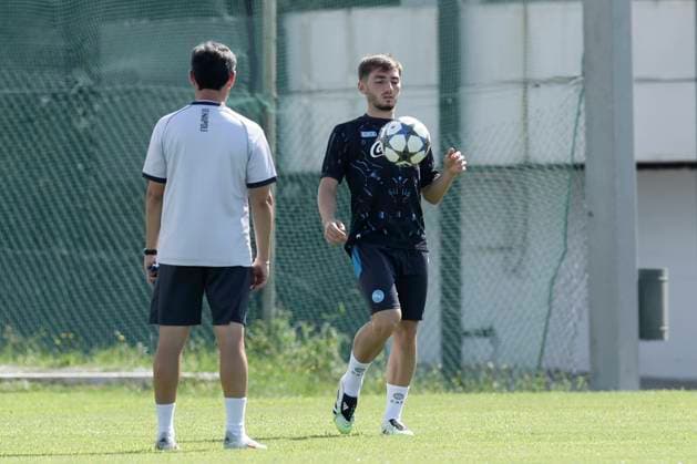 CL training session SSC Napoli Napoli s Scottish midfielder Billy Gilmour controls the ball during a training session on the eve of the UEFA Champions League soccer match between Manchester City and SSC Napoli at SSC Napoli Training Center in Castelvolturno, Italy, 17 September 2025. _BPH1158 Copyright: xAntonioxBalascox