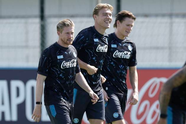 CL training session SSC Napoli Napoli s Belgian midfielder Kevin De Bruyne (L), Napoli s Danish forward Rasmus Hojlund and Napoli s Scottish midfielder Scott McTominay (R) during a training session on the eve of the UEFA Champions League soccer match between Manchester City and SSC Napoli at SSC Napoli Training Center in Castelvolturno, Italy, 17 September 2025. _BPH1334 Copyright: xAntonioxBalascox