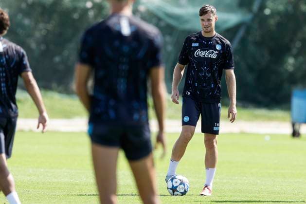 CL training session SSC Napoli Napoli s Dutch defender Sam Beukema during a training session on the eve of the UEFA Champions League soccer match between Manchester City and SSC Napoli at SSC Napoli Training Center in Castelvolturno, Italy, 17 September 2025. _BPH1639 Copyright: xAntonioxBalascox
