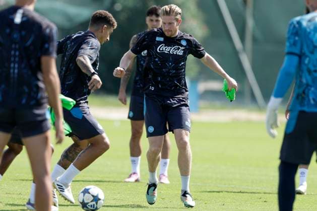 CL training session SSC Napoli Napoli s Italian defender Giovanni Di Lorenzo challenges for the ball with Napoli s Belgian midfielder Kevin De Bruyne during a training session on the eve of the UEFA Champions League soccer match between Manchester City and SSC Napoli at SSC Napoli Training Center in Castelvolturno, Italy, 17 September 2025. _BPH1651 Copyright: xAntonioxBalascox