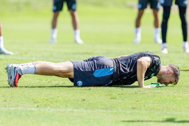 CL training session SSC Napoli Napoli s Dutch defender Sam Beukema during a training session on the eve of the UEFA Champions League soccer match between Manchester City and SSC Napoli at SSC Napoli Training Center in Castelvolturno, Italy, 17 September 2025. _BPH1836 Copyright: xAntonioxBalascox