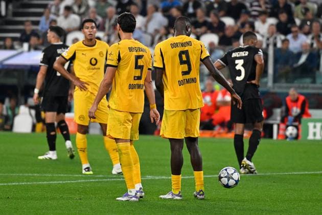 Turin, Allianz Stadium, 16.09.25, ITA, Herren, UEFA Champions Leaugue, Saison 2025-2026, Juventus Turin - Borussia Dortmund Bild: v.li. Ramy BENSEBAINI (Dortmund) und Serhou GUIRASSY (Dortmund) streiten um die Ausfuehrung des Elfmeters. Das Trikot von Serhou GUIRASSY (Dortmund) zeigt auf der Rueckseite nicht seinen Namen sondern zweimal die Aufschrift Dortmund. Trikot-Panne! UEFA regulations prohibit any use of photographs as image sequences and or quasi-video. Piemont Italien