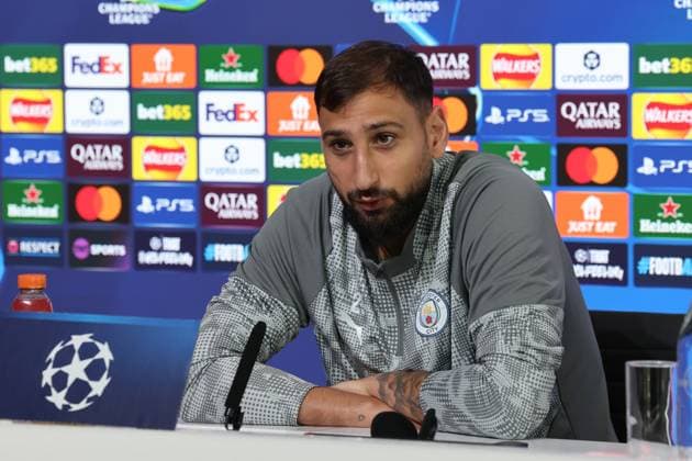 September 17, 2025, Manchester, Naples, England: Gianluigi Donnarumma of Manchester City speaks with media during a press conference, PK, Pressekonferenz ahead of the UEFA Champions League 2025 26 League Phase at Manchester City Football Academy on September 17, 2025 in Manchester, England Manchester England - ZUMAl131 20250917_zsp_l131_010 Copyright: xCiroxDexLucax