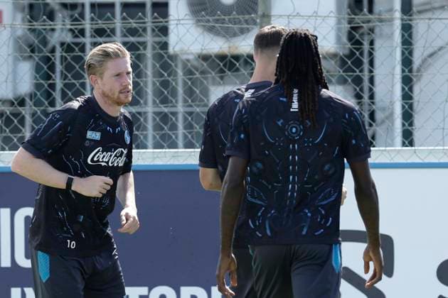 SSC Napoli Training Session And press conference, PK, Pressekonferenz - UEFA Champions League 2025 26 League Phase MD1 Kevin De Bruyne of Napoli participates in a training session on the eve of the UEFA Champions League soccer match between Manchester City and SSC Napoli at SSC Napoli Training Center in Castelvolturno, Italy, on September 17, 2025. Castel Volturno Napoli Italy  Copyright: xCiroxDexLucax originalFilename:deluca-sscnapol250917_npFuW.jpg