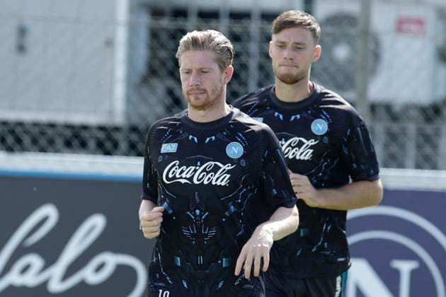SSC Napoli Training Session And press conference, PK, Pressekonferenz - UEFA Champions League 2025 26 League Phase MD1 Kevin De Bruyne of Napoli and Sam Beukema of Napoli participate in a training session on the eve of the UEFA Champions League soccer match between Manchester City and SSC Napoli at SSC Napoli Training Center in Castelvolturno, Italy, on September 17, 2025. Castel Volturno Napoli Italy  Copyright: xCiroxDexLucax originalFilename:deluca-sscnapol250917_npZ6L.jpg